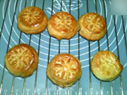 Make A broad pepper saline moon cake step 23