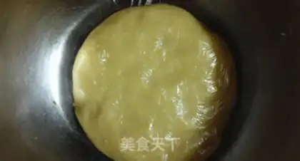 Make The egg yolk mooncake step 7