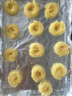 Make The egg yolk mooncake step 21