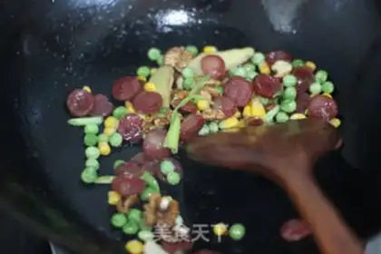 Make Spaghetti sausage omelet step 1