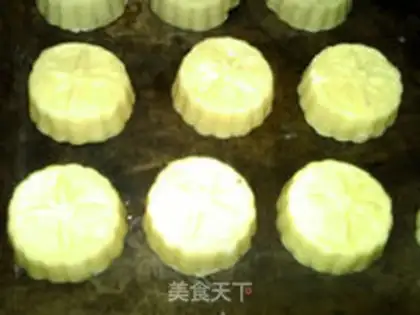 Make A broad coconut moon cake step 18