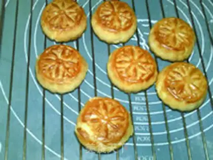 Make A broad coconut moon cake step 21