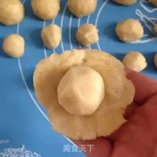Make Squeeze meat mooncake step 3