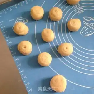 Make Squeeze meat mooncake step 6