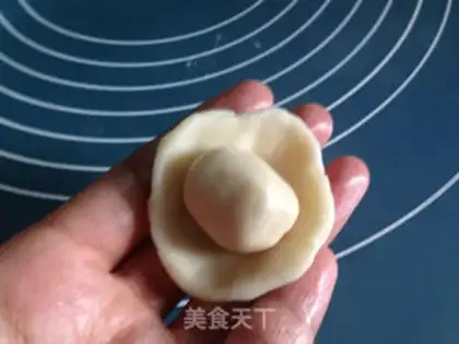 Make Squeeze meat mooncake step 6