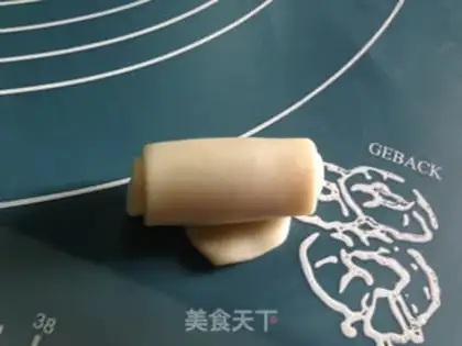 Make Squeeze meat mooncake step 13