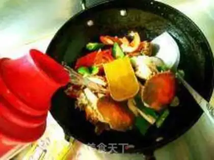 Make Curry peppers and crabs step 24