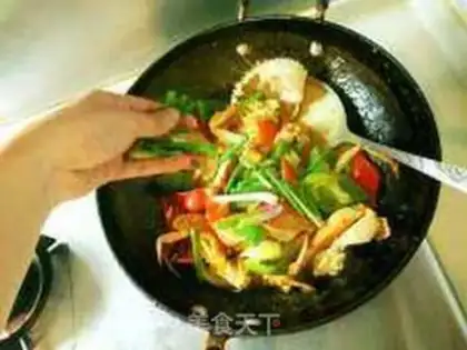 Make Curry peppers and crabs step 26