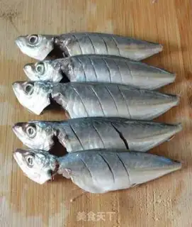 Make Spicy roasted pool fish step 1