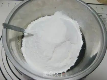 Make Red bean-saloon roses wide mooncake step 3