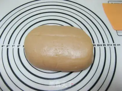 Make Red bean-saloon roses wide mooncake step 5