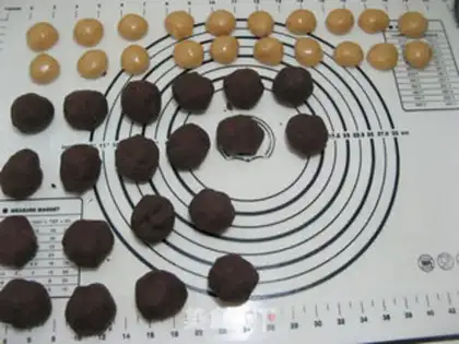 Make Red bean-saloon roses wide mooncake step 6