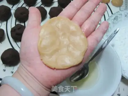 Make Red bean-saloon roses wide mooncake step 7
