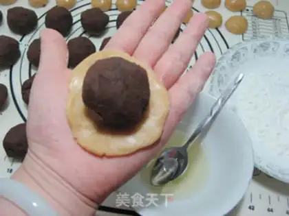 Make Red bean-saloon roses wide mooncake step 8