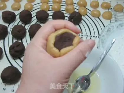 Make Red bean-saloon roses wide mooncake step 9