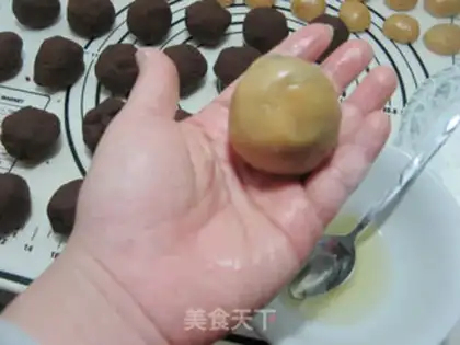 Make Red bean-saloon roses wide mooncake step 10