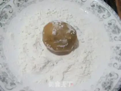 Make Red bean-saloon roses wide mooncake step 11