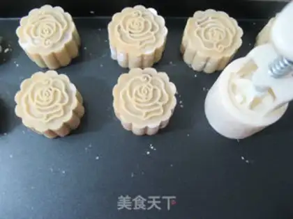 Make White bean cranberry mooncake step 17
