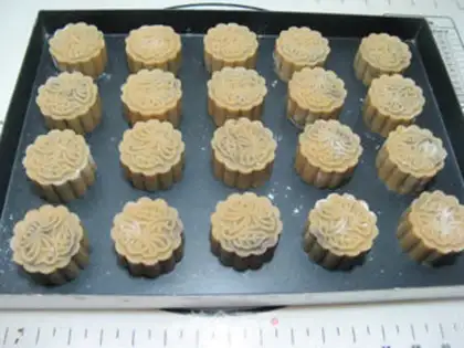Make Red bean-saloon roses wide mooncake step 13