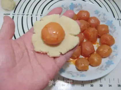 Make Lian Yon Yin Yuen Mooncake step 8