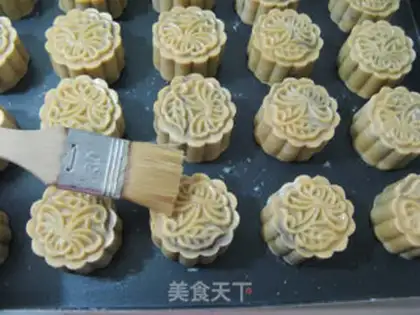 Make Red bean-saloon roses wide mooncake step 15