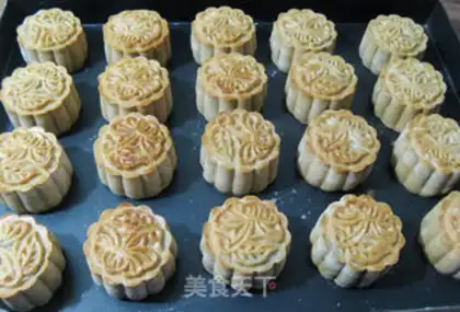 Make Red bean-saloon roses wide mooncake step 16