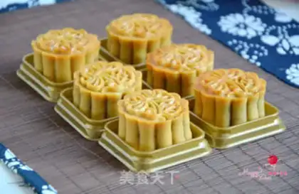 Make Red bean-saloon roses wide mooncake step 17