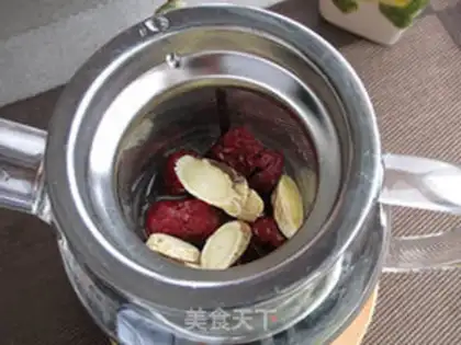 Make The yellow red date tea step 1