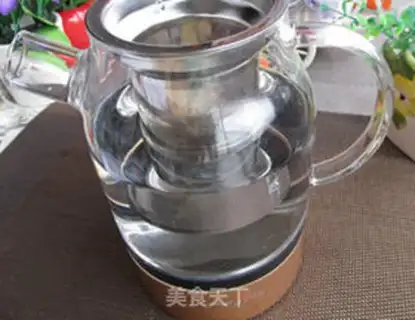 Make The yellow red date tea step 2