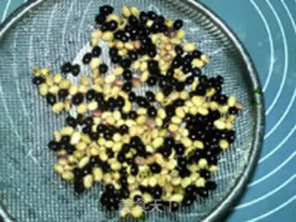 Make Cracker peanuts, black soybean step 1