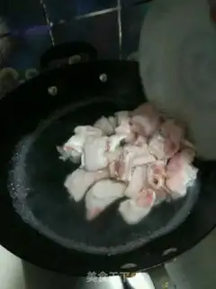 Make Godmother burned the feet of pigs step 2
