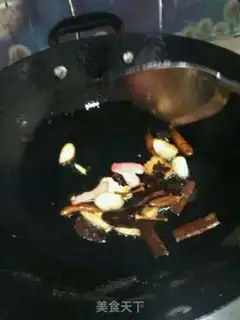 Make Godmother burned the feet of pigs step 5