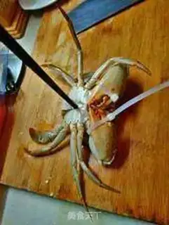 Make Curry peppers and crabs step 1