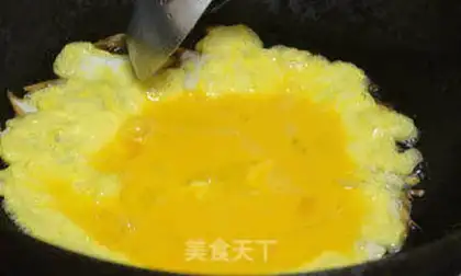 Make Tomato fried eggs step 4