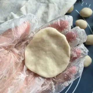 Make Squeeze meat mooncake step 2