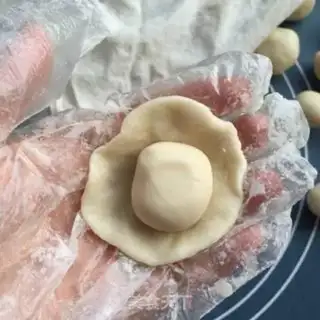 Make Squeeze meat mooncake step 3