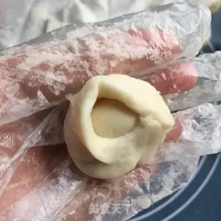 Make Squeeze meat mooncake step 4