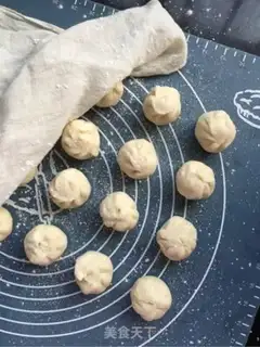 Make Squeeze meat mooncake step 5