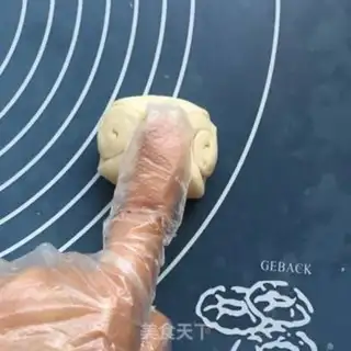 Make Squeeze meat mooncake step 13