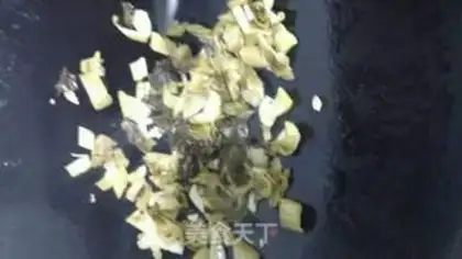 Make The ink is fried with pickles step 2