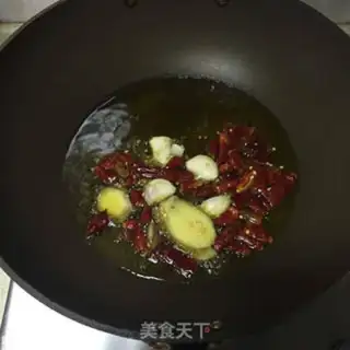 Make One man makes his own little pot step 1
