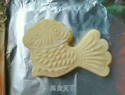 Make Goldfish bean mooncake step 8