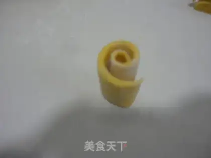 Make Pumpkin cucumber rose buns step 5
