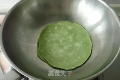 Make A spinach chicken roll step 6