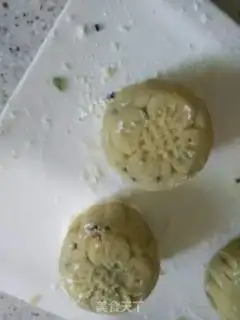 Make The egg yolk mooncake step 3