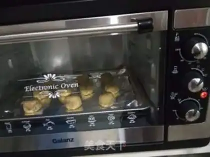 Make The egg yolk mooncake step 4