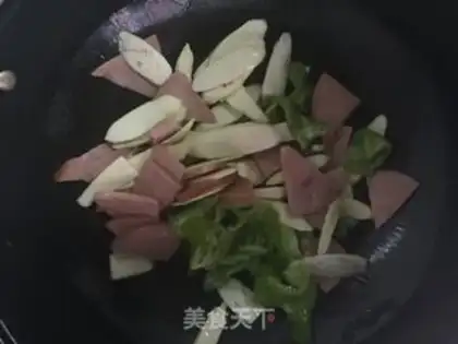 Make Green peppers, white ham step 1