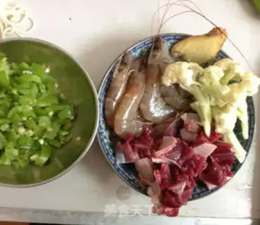Make Spicy pan shrimp noodles step 4