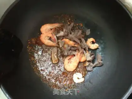 Make Spicy pan shrimp noodles step 7