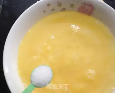 Make Cracking eggs step 5